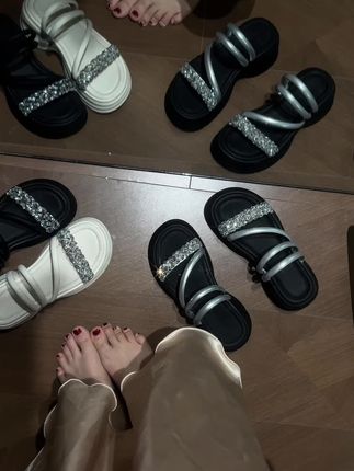 #百搭鞋子 #凉拖鞋 #脚宽脚胖都可以 #软底软面穿上超舒服 #夏季凉鞋