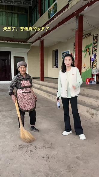 苍蝇跳蚤蟑螂多,厨房厕所鸡猪圈都可以,无色无味,家里有小宝宝也可以放心用#苍蝇多怎么办 #鸡奶奶杀虫水乳剂 #鸡奶奶杀虫喷雾剂 #杀虫剂 #记录真实生活