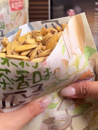 要是觉得普通瓜子没新意,一定要尝尝三只松鼠的茉莉茶香瓜子!大品牌,用的都是内蒙万亩葵园的优质大瓜子。还加了茉莉花和绿茶烘炒,吃着又脆又甜,满口都是清新的茉莉味,特别解腻。不管是追剧还是打发时间,抓一把慢慢嗑,越嚼越有味道。