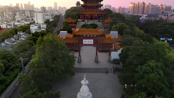 在黄鹤楼1800年的岁月长河里,无数英雄豪杰、文人墨客,为它留下了传唱千古的传世篇章。
它从不止是一座楼。它是崔颢笔下“昔人已乘黄鹤去,此地空余黄鹤楼”的千年怅惘。是李白眼前“孤帆远影碧空尽,唯见长江天际流”的浩荡离思。
它曾见孙权在此筑城瞭望,也曾听岳飞登临北望。
每一代人登临于此,都能找到属于自己的共鸣。
#黄鹤楼 #武汉 @武汉文旅 @黄鹤楼公园