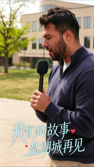 谢谢你,让我在异国他乡有了家的感觉 最初决定做自媒体,其实是 London 的“怂恿”。
后来,也是他从 0 到 1 教我拍摄、剪辑、投放视频。
他那种毫无保留的真诚和善良,一直在感染着我,也感染着身边的朋友,让大家都想变得更好。
所以当我说,想做一期关于他的视频时,他几乎没有犹豫,就答应了。
在视频结尾,我说:他已经像我的家人一样了。
只是有点可惜,我开始认真记录生活太晚了。以前很多难忘的瞬间,都没有被镜头留下。
比如去年感恩节,我住在他洛杉矶的家里。和他的外公外婆、叔叔、弟弟一起生活。
那是我第一次在美国,真正感受到“家”的感觉。
其实,短视频给他带来的收入,早已经远超过他的工资。
但他还是希望,自己能拥有一段真正精彩的职业生涯。
因为一些原因,他决定辞职。
这也意味着,他要离开盐湖城了。
但这不是告别。
今年 7、8 月,我会再去洛杉矶看他。
期待下一次见面。
也期待他人生新的篇章。#上热门话题榜 #留学 #美食 #美国 #vlog日常