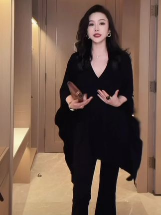 我真的太爱这件披肩了,它真的超级百搭,不管是搭配裙子还是裤子都很好看,穿上它整个人显得特别温柔,而且很有气质,无论是上班通勤、出去玩,还是约会,穿出去都很有面子,让你轻松拥有高级感穿搭,喜欢的姐妹千万不要错过#高级感穿搭 #气质女神穿搭 #显高显瘦穿搭 #气质女人 #气场全开
