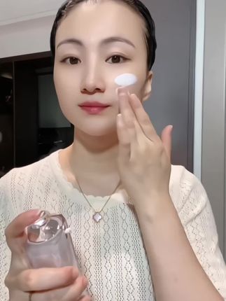 #我要上热门🔥 一直都在用的防 晒,经常出汗又嫌麻烦的可以用这款隔离防 晒二合一,水润型的好推开,不卡粉一瓶搞定#好用@抖加🔥上热门🔥dou+🔥热点宝