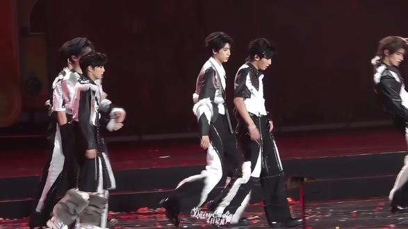 老妈跳舞劲劲的太带感了#舞台魅力#穆祉丞 #直拍 #橹穆