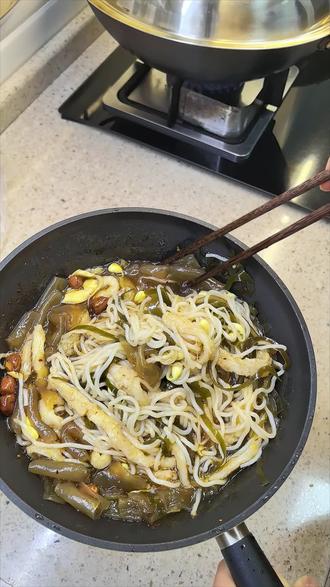好吃到扇耳光都不松散 来自安徽的美食 凉皮米线 就馋这一口 给肉都不换 红薯皮Q弹爽滑 面筋劲道有嚼劲 豆芽和海带口感脆爽 天热没胃口 来一碗舒服的很#凉皮米线合肥 #凉皮 #谁懂这一口的好吃程度