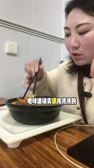 爱吃砂锅粉的快冲!鸳鸯粉里有蛋有肉有丸子还有馄饨这一碗超有料超满足😌
#美食 #砂锅粉 #这一碗好过瘾 #街边小吃 @抖音小助手 @抖音创作小助手 @抖音vlog扶持计划