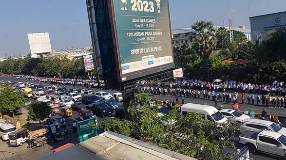 被泰国俘虏的18名柬埔寨士兵,已于31号回到金边,很多学生迎接