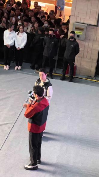 济宁运河城孙杨见面会!
与奥运冠军就隔了几十米的距离
婷姐的嗓门儿绝了👍 #拍摄现场直击 #观众视角 #孙杨