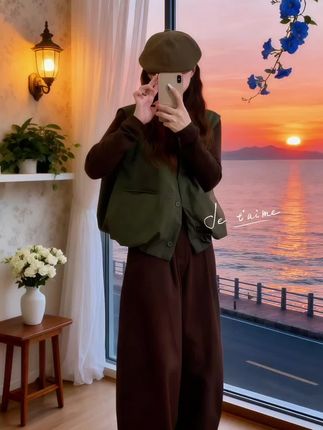 2025年秋季新款日系复古风三件套,带你解锁慵懒又有格调的日常穿搭。无袖马甲采用简约版型,质感在线,搭配同系列的针织毛衣,细腻的针织纹理尽显温柔,叠穿起来层次感十足。还有那条休闲阔腿裤,宽松的剪裁舒适又藏肉,走起路来自带随性洒脱的范儿。不管是日常出街还是和朋友小聚,这套穿搭都能让你在复古与时尚之间找到平衡,轻松穿出属于自己的日系氛围感。#内娱琥珀系中女的力量感 #说好的随便穿穿去看秀#谁能拒绝舒华deanflt风#早秋冷冽又随性的气质穿搭#和周也学秋日穿搭保暖造型