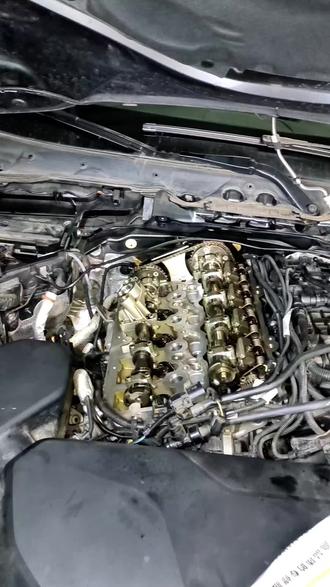 宝马B48更换气门室盖,后面的两个电磁阀拆装过程#宝马b48发动机