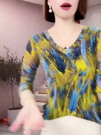 2025秋季新款长袖印花网纱时尚V领显瘦百搭花色打底衫弹力上衣潮#网纱长袖#好穿又好搭#百搭休闲#时髦打底衫#印花网纱