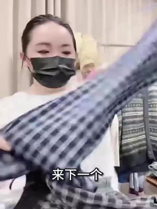 格子裤配剪刀领超完美!原版料子,49元开抢,速来!#女装时尚高级感 #一般人不告诉他 #穿着得体是一种生活态度 #格子裤女 #女装工厂