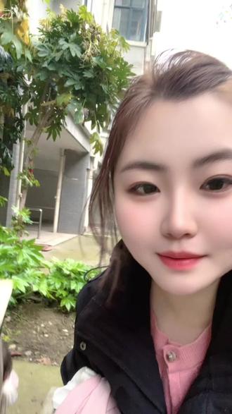 大容量设计,奶瓶、零食、玩具、随身杂物全都塞得下。
不影响推车收放,出门遛娃东西再多也井然有序,实用性拉满#口袋车配件 #推车收纳袋 #遛娃神器 #出行必备 #宝宝推车挂袋