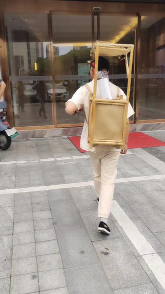 #手绘鲤鱼 #来个大单让我走路带风 这次南昌游学维多利亚酒店扬店长热情接待了我们用国画交换了住了四天时间,感谢杨店长的热情款待。
