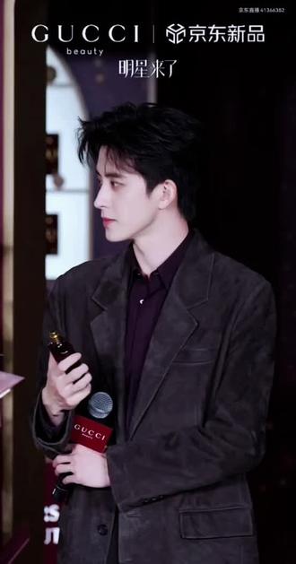 小敖喷香水,喷完左边喷右边,喷完右边喷前面~还会吹一吹~也太可爱了~闻到的这也太幸福了~#敖瑞鹏 #敖瑞鹏古驰 #向全世界安利敖瑞鹏