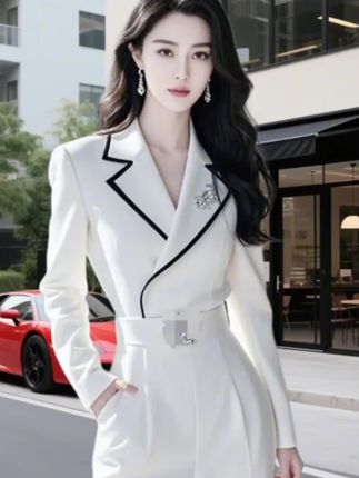 你要是不穿一次这个轻奢高级感小香风假两件白色连体裤,你都不知道自己竟然这么优雅、这么美,又显瘦又提气质,超洋气,超有女人味。纯洁的白色,高雅宁静,自带超凡脱俗的气质。西装翻领,简约大气,假两件的设计打破单调,营造出层次丰富的视觉效果。高腰设计,巧妙拉长腿部线条,小个子秒变大长腿的既视感。走起路来气场全开,又美又飒又好看,小众轻奢的定位让他在众多连体裤中脱颖而出,高级感扑面而来。通勤聚会或者休闲逛街都是众人瞩目的焦点,小众洒脱又自信,喜欢的姐妹赶紧闭眼入!#时尚穿搭 #显瘦穿搭 #秀出我的夏日户外穿搭##适合夏季的轻压风穿搭