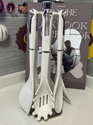 分享我用了快三个月的宝藏硅胶锅铲!每天炒菜、煎蛋都离不开它,这么久用下来完全没出现过异味,不管是炒热油还是拌冷菜,始终保持干净清爽。更惊喜的是它特别耐用,既没有因为高温变色,也没在频繁翻炒中变形,握感舒服还不刮锅,厨房新手和老手都能闭眼入~#厨房好物 #餐具 #硅胶锅铲 #硅胶铲 #厨具百货