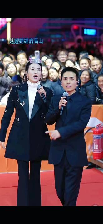 索图大舞台互动嘉宾山村姐弟二蛋💃索图大舞台有才你就来,老百姓的星光大道,圆你一个平凡人的舞台梦#偶遇明星 #户外演唱会 #舞台现场 #明星现场 #粉丝见面会