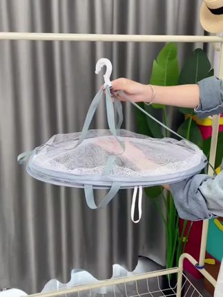用这个网兜晾晒洗好的袜子,鞋子,衣服,平铺上去方便又不会起褶皱~#晾晒网#晒衣服#晾晒网兜#袜子晾晒网兜
