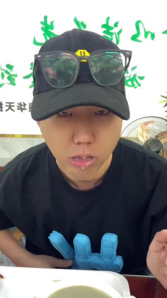 老北京豆汁儿! 欢迎大家来北京尝试一下豆汁儿,那叫一个地地道道!#老北京豆汁儿 #豆汁儿挑战 #主打就是一个真实