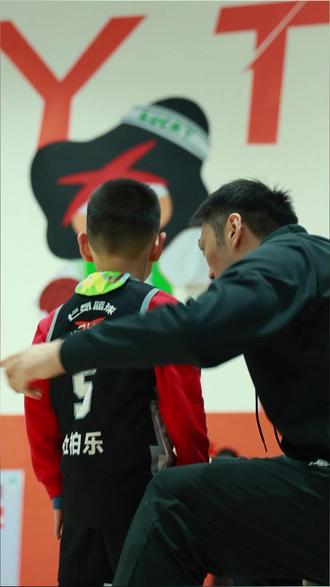 在篮球场上,眼泪从不是懦弱的证明,而是对热爱拼尽全力的勋章。跌倒了就爬起来,哭泣后仍全力奔跑,这就是少年的热血与倔强啊!#为梦想全力以赴#成长的路上必然经历很多风雨 #热门