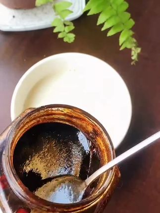 宝宝已经11个月了,母乳还一直足足的,每次只要感觉奶水少了,不够吃了,我就赶紧冲两勺姜红,喝一碗下肚,全身暖暖的,两个房子奶线全通,奶水热热的全流出来,破纪录啦,奶多又浓,宝宝吃不完##母乳再也不是奢望 #母乳不足 #下奶汤#追奶成功宝宝吃不完