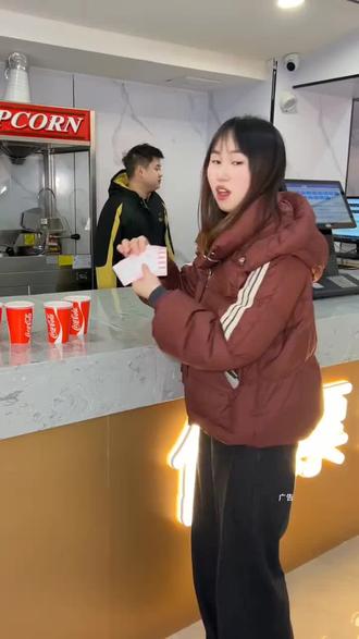 这应该是2026巨巨巨划算的电影票了,99元有4张电影票再加上4杯可乐,还可以免费停车3小时哦,整个春节观影给你全安排了~#电影院 #看电影 #躺着看电影 @DOU+小助手 @DOU+上热