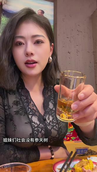 今天就馋这一口铁锅炖 铁锅炖猪蹄 没到东北也是吃上冻梨了 得劲#创作者扶持计划 #酒蒙子的日常 #天冷了吃点啥