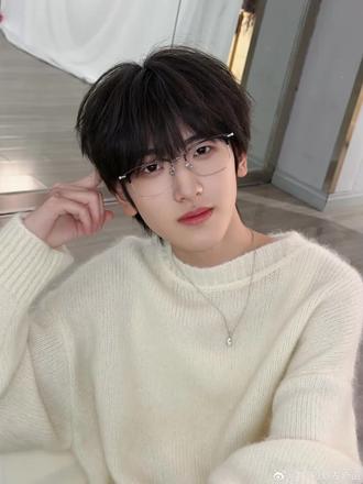 sdfj我求你别动我孩子头发了行不行 梦回早期吗😡还有那个因为一个发型脱粉的那个发型是焊在左奇函头发上了还是不长了脱粉的意义何在?!#左奇函 #左奇函四代第一rap担 @七月.