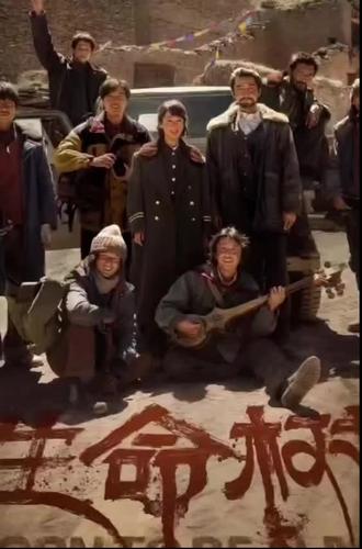 生命树让好多人重新认识了青海,青海是哪里
《生命树》是2026年青海收到的第一份礼物,让大
家认识青海,认识索南达杰,认识这片被雪山滋
养、被坚守守护的净土,读懂一份代代相传的信仰
与担当。
镜头掠过海拔四千八百米的戈壁、三江源的溪流与
藏羚羊迁徙的风雪,将青海的壮阔与柔软铺展在世
人眼前。这里是“中华水塔”,是藏羚羊的家园,
是每一寸土地都藏着温柔与坚韧的人间秘境。
这份温柔之下,是索南达杰用生命铸就的丰碑。这
位“可可西里第一位烈士”放弃省城安稳,扎根无
人区,在极寒中与盗猎者对峙至生命最后一刻,用
40岁的生命守住可可西里的微光,践行着守护自然
资源的承诺。
《生命树》以平实笔触,让索南达杰的精神直抵人
心。他从未离去,妹夫扎巴多杰、后代秋培扎西及
无数守护者循着他的足迹前行,让可可西里再无枪
声,藏羚羊种群得以复苏。#生命树 #我为家乡代言 #热爱祖国