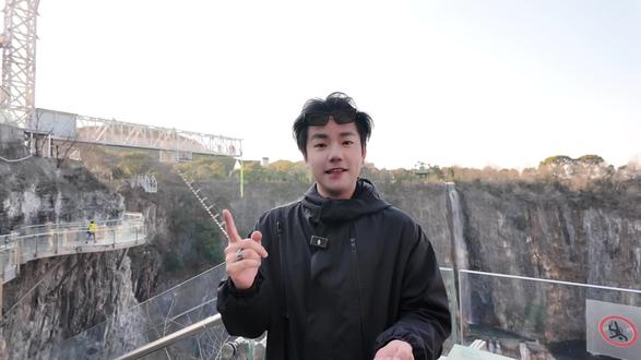 带你一天穿越童话与深坑秘境!被低谷的一日游!
#蓝精灵乐园 #深坑秘境 #上海遛娃 #极限打卡 @上海世茂精灵之城主题乐园