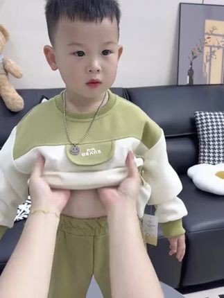 岁的宝宝,儿童春秋季节安排这种圆领卫衣套装,太好穿了,显白又高级,休闲时尚,韩系风格,拼接卫衣休闲裤两件套保暖2025悟空系列帅气潮服#男女宝都可穿#卫衣套装 #萌娃穿搭#高品质童装 #萌娃穿搭