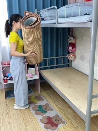 在炎炎夏日,选用一款宽达90厘米、长达190厘米的藤编凉席,它采用双面冰丝草席设计,为您带来清凉与舒适的双重体验。其通风吸汗,触感既清凉又柔软,很适应各种床垫。#好物推荐🔥 #实用好物 #折叠凉席#上热门#创作灵感