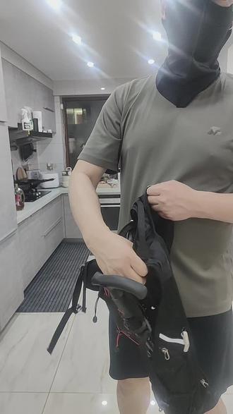 咱就说这不没屁搁搂嗓子吗!