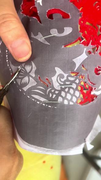 个别美女让我出个剪纸教程,剪纸只要顺着自己的手前面剪背面修齐就0K,没什么窍门#民间手工艺品分享 #地方习俗 #剪纸 #莆田拜拜花