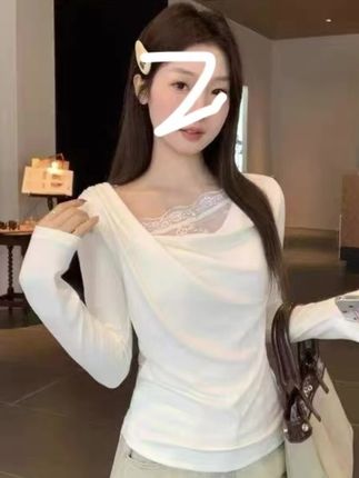 这件打底衫真的太好看了,姐妹们快冲啊!它的版型是那种很修身的,特别显瘦,而且还是韩版的,穿上很有高级感,不管是单穿还是搭配外套都很好看,喜欢的姐妹千万不要错过了。