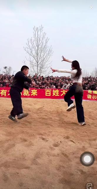 毛羊羊团队核心人物 武大朗
赛场之上 他是摔跤挑战的焦点主角 凭实力成为团队流量担当 一声 来挑战武大朗 便能点燃全场氛围 在欢呼与呐喊中撑起直播主场 是团队户外互动场景里不可或缺的核心存在 镜头前的他自带热度 一举一动牵动观众目光 堪称团队聚拢人气的关键力