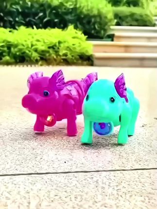 网红牵绳小猪电动可爱小猪灯光音乐会走路的网红小猪适用地摊玩具#儿童玩具推荐 #哄娃神器 #早教益智玩具 #萌宠电动玩具