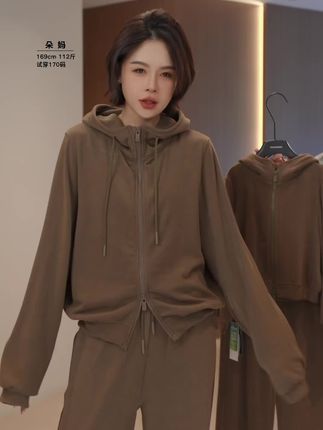 显瘦显高挑的卫衣套装冬天可以搭配马甲和羽绒服,#流光机能风穿搭太有生命力了 #高级感穿搭 #外套穿搭 #运动套装穿搭 #卫衣