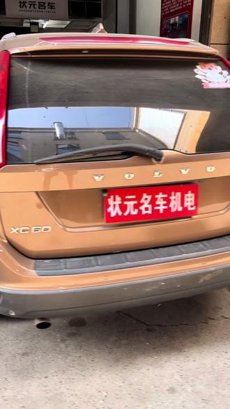 沃尔沃Xc60燃油泵模块实测。工作一线实测沃尔沃XC60 T5车型发动机报故障码燃油泵模块A控制电路低或者燃油泵模块A控制电路开路,用万用表,试灯和示波器在车测量,分析故障原因和故障点,注意‼️此车燃油泵模块安装在油箱上面,无论是更换燃油泵还是模块都需要拆下油箱。如果测量结果和视频一样,那就需要更换燃油泵总成,如果结果不一样,建议更换模块,必须检查燃油泵,这个车大家一定要看清楚故障码内容,有时候会报燃油泵A或者B控制线路相关故障,燃油泵A是低压油泵,燃油泵B是高压油泵,高压油泵是发动机电脑板直接控制,没有单独模块,只有低压油泵有模块。当报这些故障码的时候,有时候会加速不畅,也会启动不了。加速不畅主要参照故障码和数据流去判断,怠速低压5-600KPa,高压4.8MPa。启动不了的话,主要依据试灯和示波器去测量。虽然是老车型,但是咨询的同行很多,今天借助这个视频,一次讲明白,以免大家走弯路。