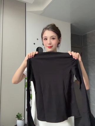 姐妹们,我真的太会选衣服了!这件打底衫简直绝了,超级显瘦又百搭,还是高领的设计,冬天穿在里面既好看又暖和。而且它的面料特别柔软舒服,贴身穿超赞!我身上这件是白色,还有好多其它颜色,每一种都很好看,尤其是这个袖子的设计,简直太美了,快去挑一件吧!#打底衫分享 #好物推荐🔥 #好物分享🔥