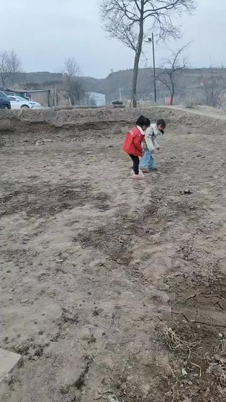 放鞭炮🧨的小女孩👧🏻