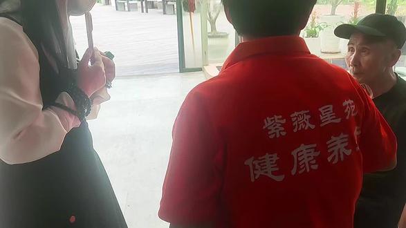 第五次看望抗战老兵遗孤刘仁武,前期经过陈中医一段时间的治疗,脑梗痴呆情况明显好转,生活已经可以基本自理,精气神足,可以写自己的名字,面带微笑,吃饭 正常与人相处。
这一次 口水流出,不认识人 情绪不安 食欲不振 但心衰明显好转,说话气力十足