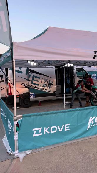 达喀尔中的张雪 2024年1月达喀尔,沙特利得德赛事大营,我路过张雪带领的凯越车队营地。那届比赛4名车手全部完赛,是中国品牌在达喀一次突破性的表现。比赛结束后的一个月,张雪因为某些原因离开了凯越,开启了今天的传奇之路。#每个男人都有一个机车梦 #张雪