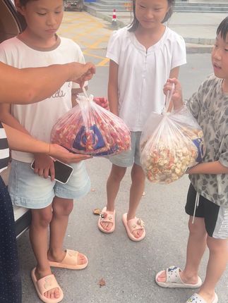 妈妈没在家,送到小区门口几个小孩来拿的。几个小孩可高兴,晚上能吃到美味的龙虾尾啦。#扇贝肉 #努力