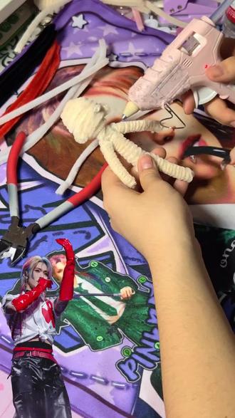 南京郑州都有和弯妹约扭扭棒小人互换,之前有其他老师要我出个教程,在南京和郑州之间的这个假期教程终于是艰难出生了,视频有点长,但是还是蛮仔细的,大家有不会的可以在评论区问我,如果想看其他造型的教程也可以告诉我,我忙完郑州站尽量出~#oner#oner岳岳 #岳明辉 #扭扭棒小人