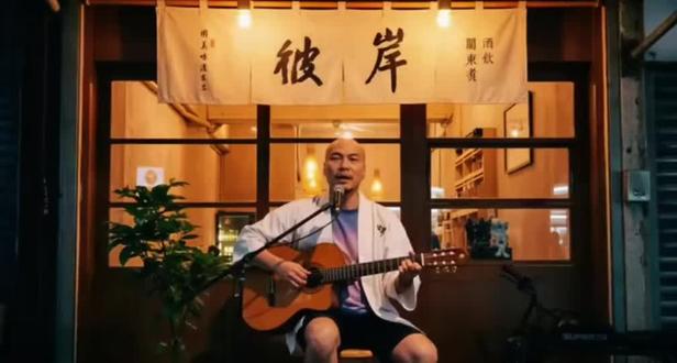 本来无一物,何处惹尘埃。 你看一个杯子,你喝水,它就是水杯。你抽烟,它就是烟灰缸。你插花,它就是花瓶。杯子本身,其实它什么也不是,这叫空性。你用它来干什么,它就是什么,这叫妙用。你非要坚持,它一定就是杯子,这叫住相。为此,你不惜和别人争论抬杠,这叫我执。结果,你抬杠有了情绪和谩骂,这叫烦恼。最后,你对这个人产生了反感,这叫偏见。然后,也就明白了,这个世界,其实没有别人,只有你自己。你在时,世界就跟着存在,你走后,世界就跟着消失。那些别人,那些纠缠,那些执着,那些控制,不过都是你内心,跟自己起的各种纠缠。于是,你就又明白了那句话:本来无一物,何处惹尘埃。
