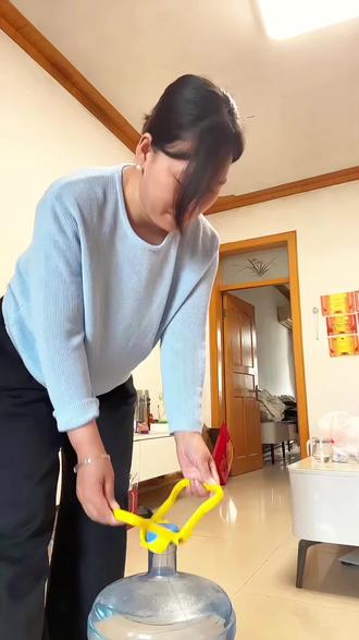 中午晚上花¥3多钱买的提水神器,他真的不是智商水,我替大家试过了,真的很好用,家里经常换桶装水的可以背一个,他卡得特别的牢固,还可以两个人一起抬,真的是太好用了,帮我省了很大力气#提水器 #提水神器 #桶装水提水器 #便宜又实用 #超便宜超划算