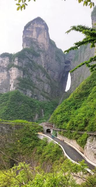 张家界市旅游很成熟,市内直接坐索道上天门山,现在直达山顶的索道已经停运了,其他索道继续运营,全程索道加扶梯很轻松,四到五小时可以玩过来,吃住可选择多,住火车站附近离天门山索道上站很近,七十二奇楼不建议买票进,打卡拍照即可,其他景点都意思不大。从张家界到恩施都是山,高速百分之二十多都是隧道,这两地过去都是省内贫瘠之地,少数民族聚集地,类似川西人少景点众多,中国的西部也是人少地大物博,索不亚石林溜腿挺好,三小时可以玩过来,如果是人为打造的景点肯定就不去了,和云南石林比各有特色,没它出名。