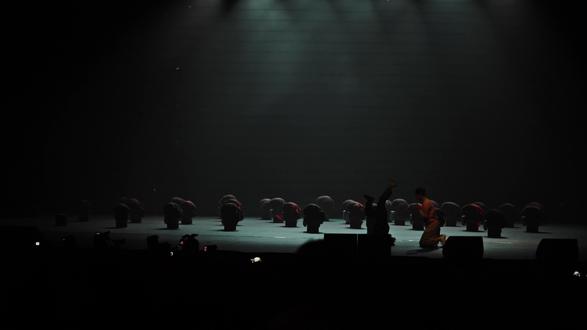 除夕是团圆,万家灯火,烟花爆竹🧨百善孝为先,回家多抱抱自己的妈妈🫂这个版本能看到更多的细节#我记得 #赵雷 #hero编舞 #韩宇工作室 #抖音年味舞蹈大赏